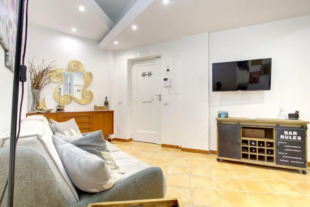 VOMERO-ROSSINI restored, 4 pax, 2 bath, wifi, aircond