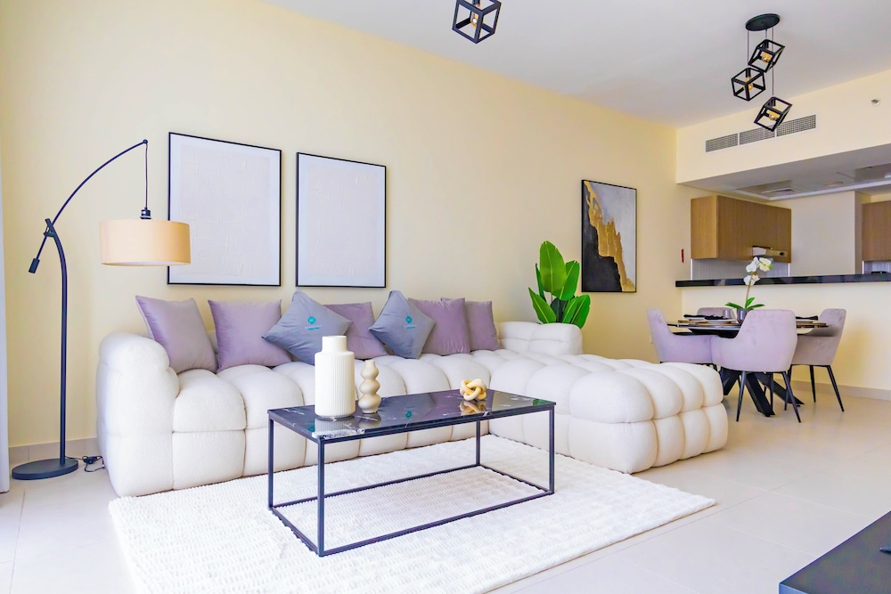 Bloomfields 1BR Canal The View Raha