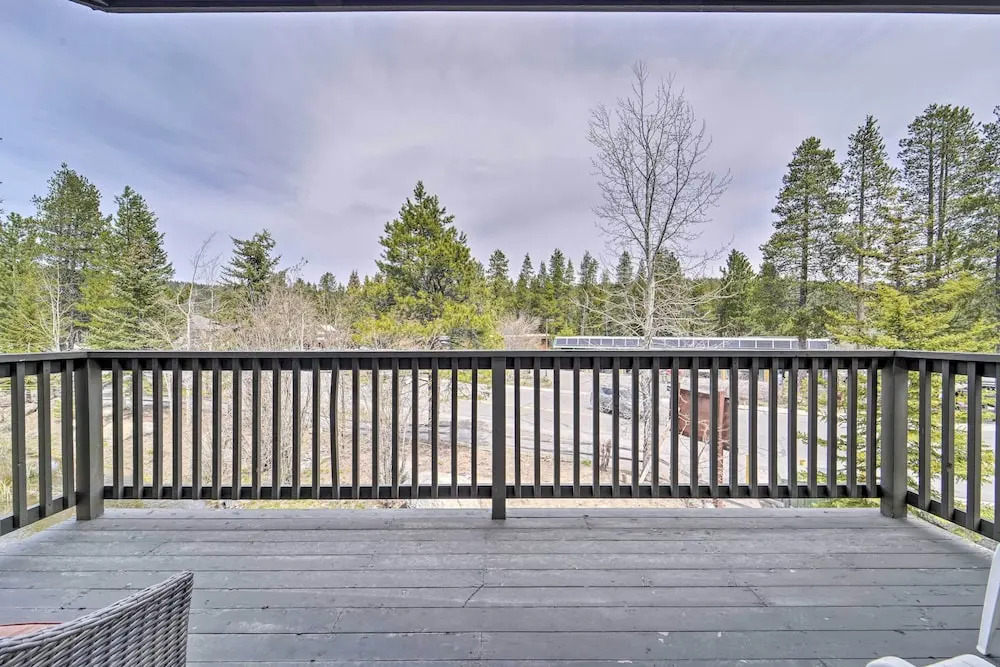 2 Mi to Donner Lake: Walkable Truckee Condo!