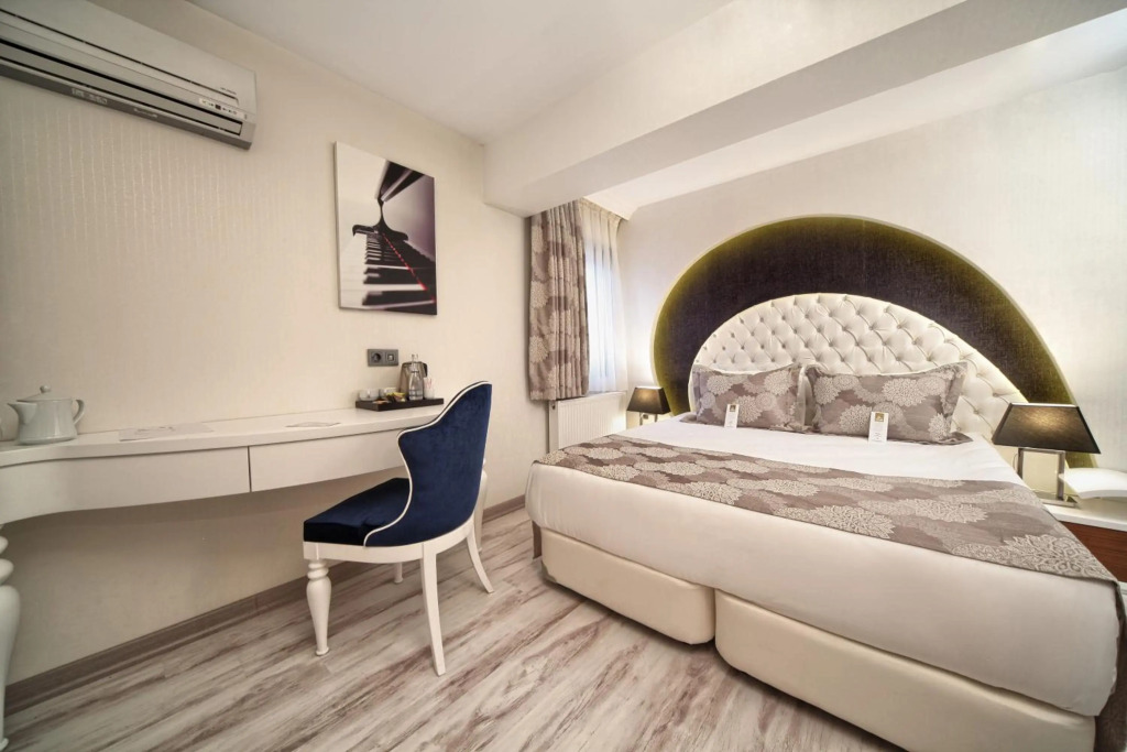 Demonti Hotel