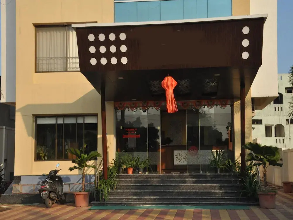 OYO 2647 Hotel Sai Shubham