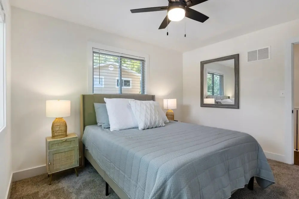 Minutes From the Strip - Nightlife and Dining!