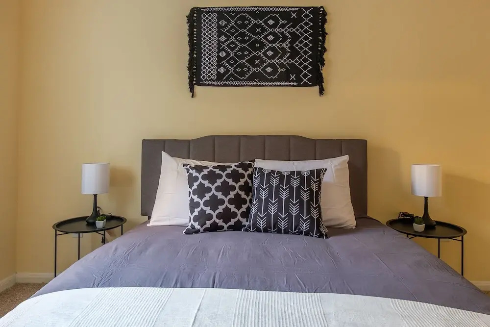 1 and 2 BR Apts in Downtown by Frontdesk