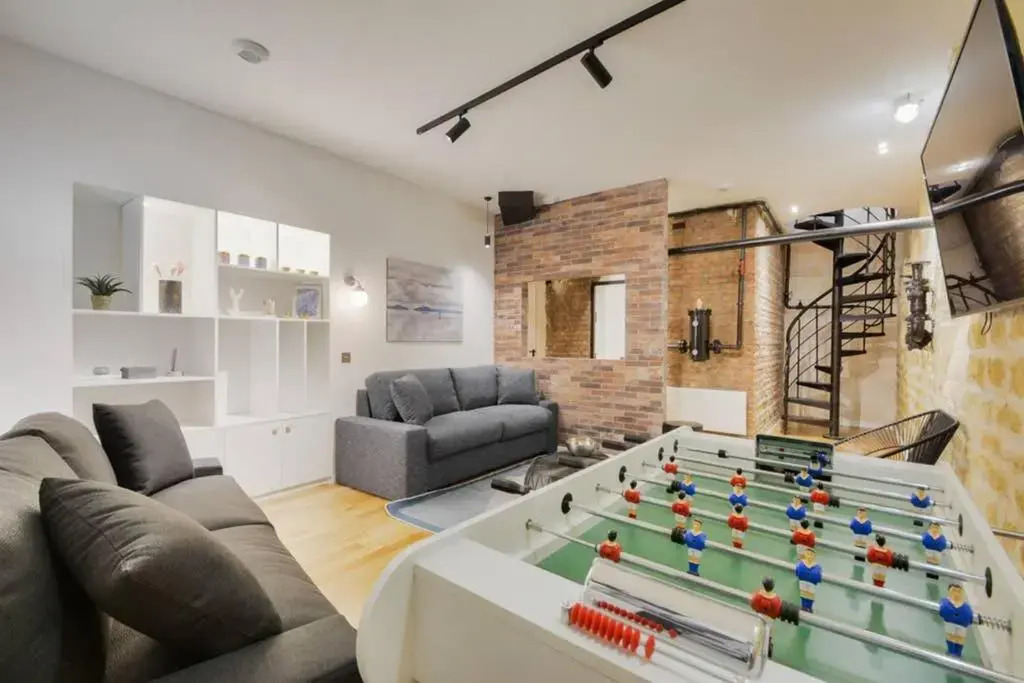 Amazing 10bed in the heart of le marais and suprises...