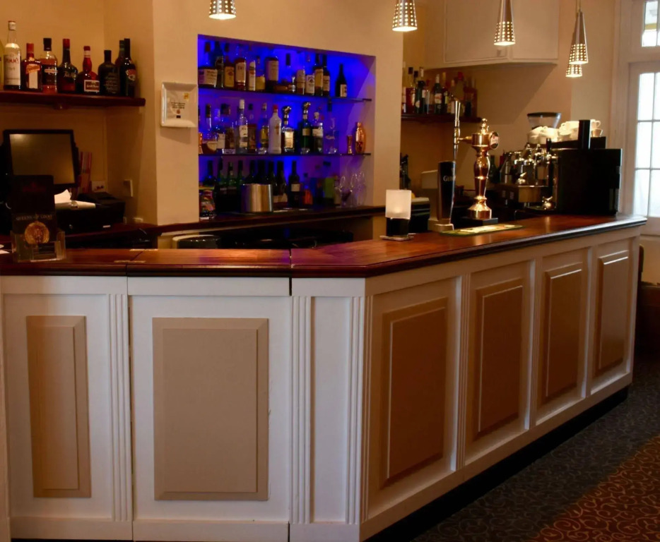 Queens Court Hotel