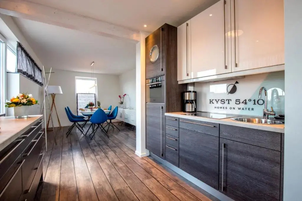 KYST 5410 Floating Home 1