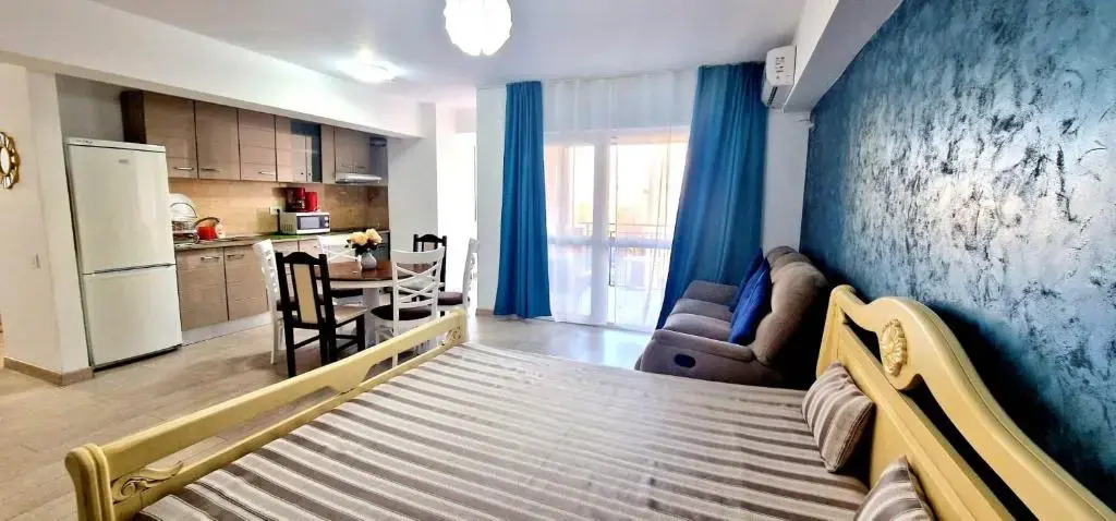 Big & Cosy Apartment with 3 double beds by Evelyn Apartments