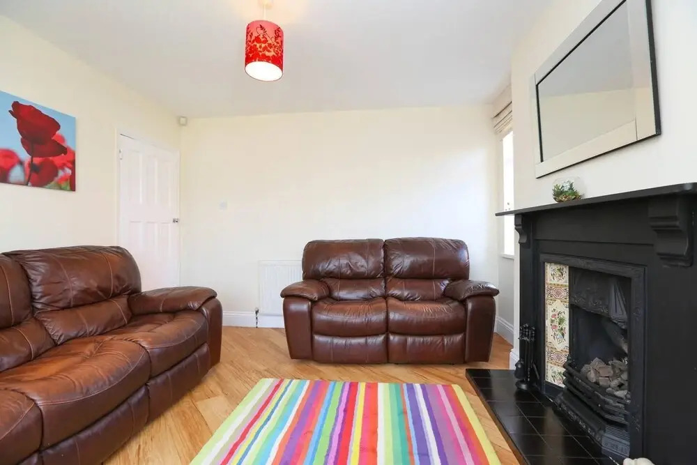 3/4 Bed House 2 Bathroom off Road Parking
