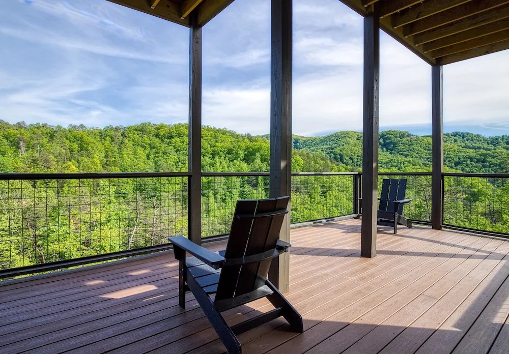 Panoramic Paradise 4 Bedroom Cabin by RedAwning