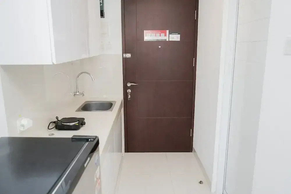 Homey Studio Apartment with Pool View at Springwood Residence