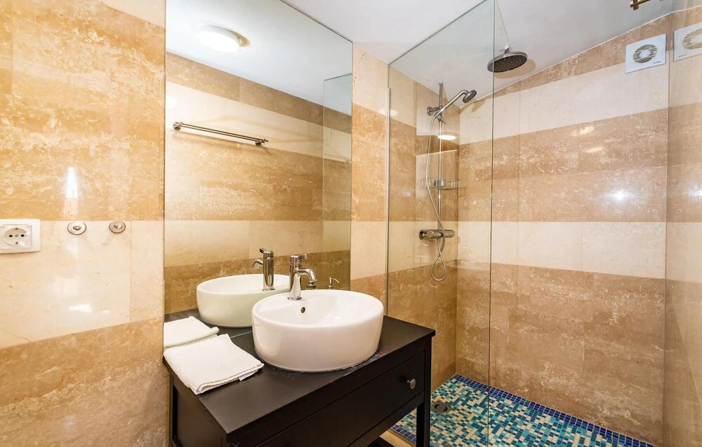 Amazing Home in Zadar with Outdoor Swimming Pool, Hot Tub & 2 Bedrooms