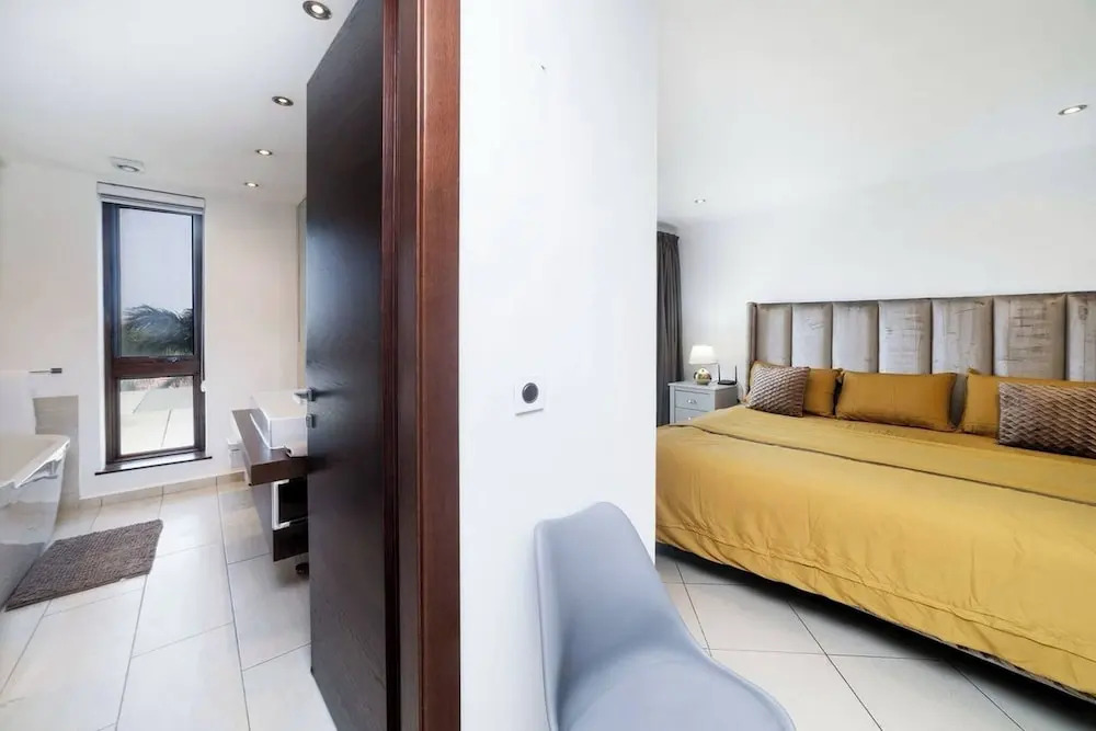 Modern 3BDR Apt at Villaggio - Rooftop Pool Skybar