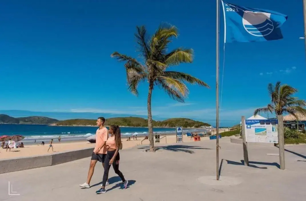 Lindissima Casa de Praia com Churrasqueira, 3 Qts-2Suites- 3 banheiros- Praia do Peró- Cabo Frio, Ótima localização com sala de jogos,Qdra de esportes, Parquinho para Crianças, Uma Qdra da Praia