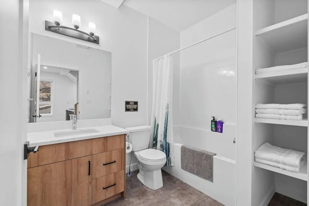 Luxurious Large 3 Bedroom Loft Saskatchewan Drive
