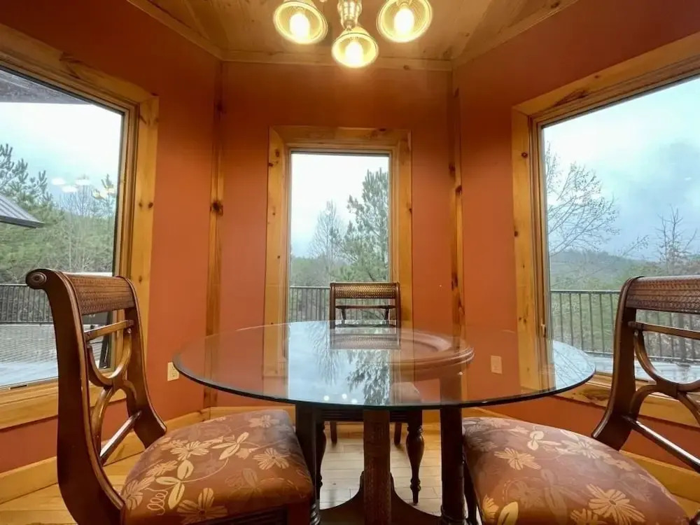 A true log cabin with 360 degree mountain views - Pet and Motorcycle friendly! 5 Bedroom Cabin by RedAwning
