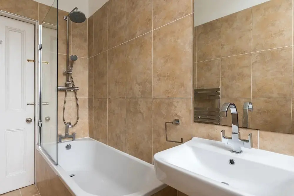 Sleek and Modern 2BR Home Near City Centre