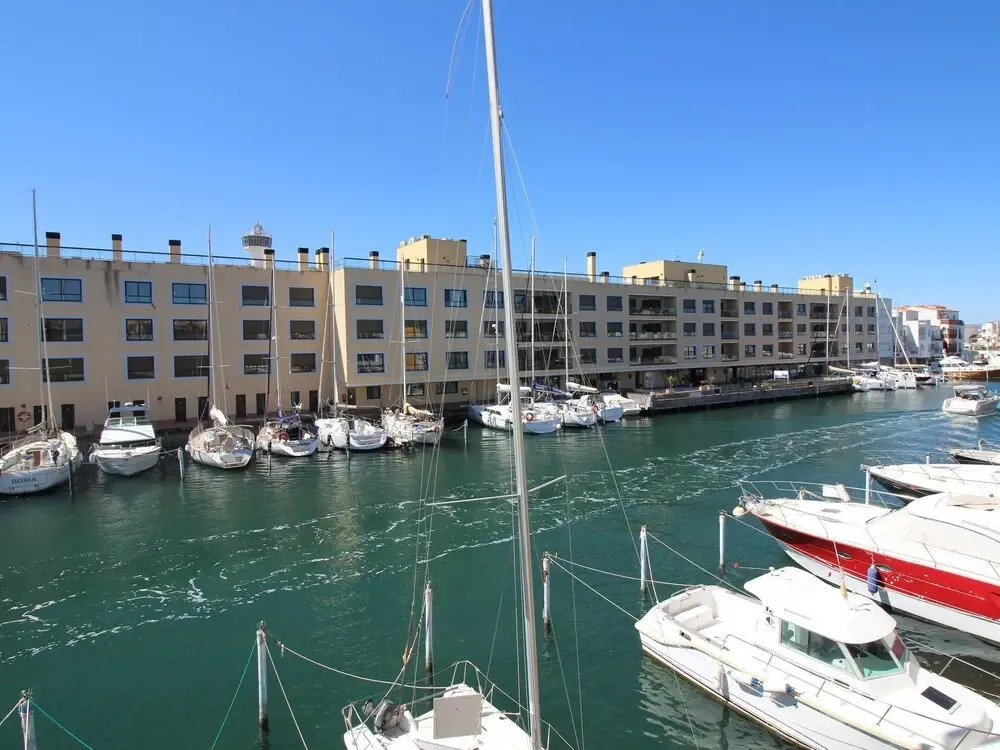Apartment in Empuriabrava, 400 meters from the beach, sleeps 6 people