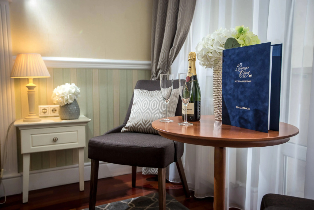 Queens Court Hotel & Residence