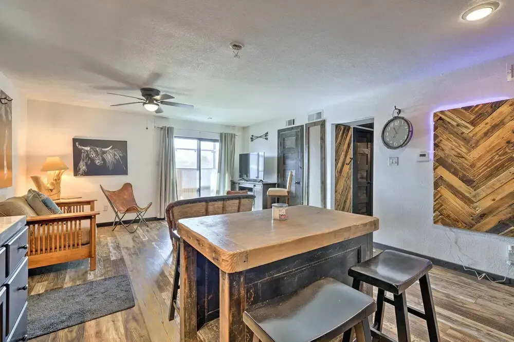 4 Mi to Dtwn: Rustic Fort Worth Apt
