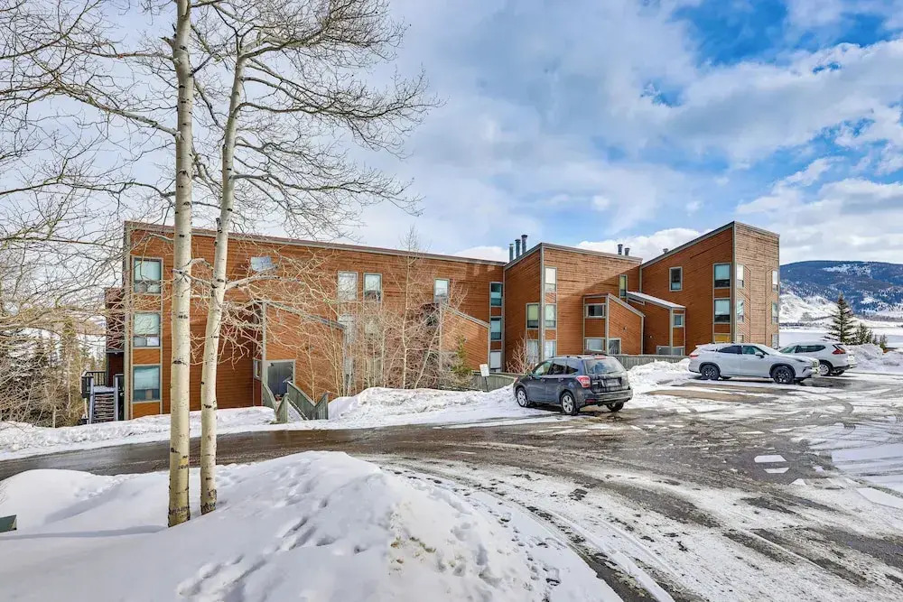Ski, Shred & Tube: Mtn-view Condo in Silverthrone!