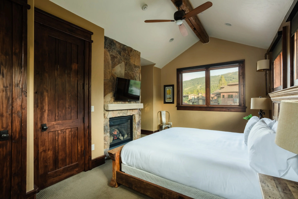 Sleeps 22! Craftsman Haven in Gated Community w/ Movie Room & Skiing