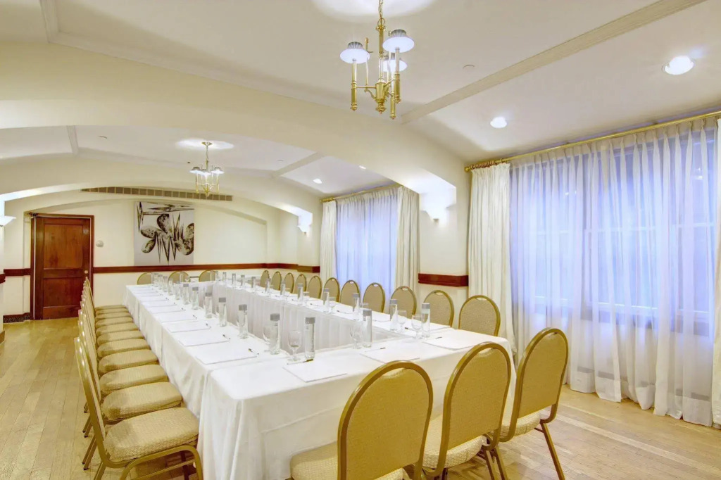 Roger Smith Hotel