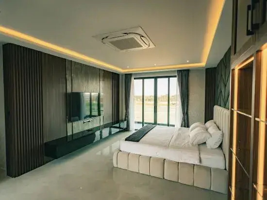 Astro Luxury: 4-6 beds Ultra Luxury Pool Villa with Daily Cleaning