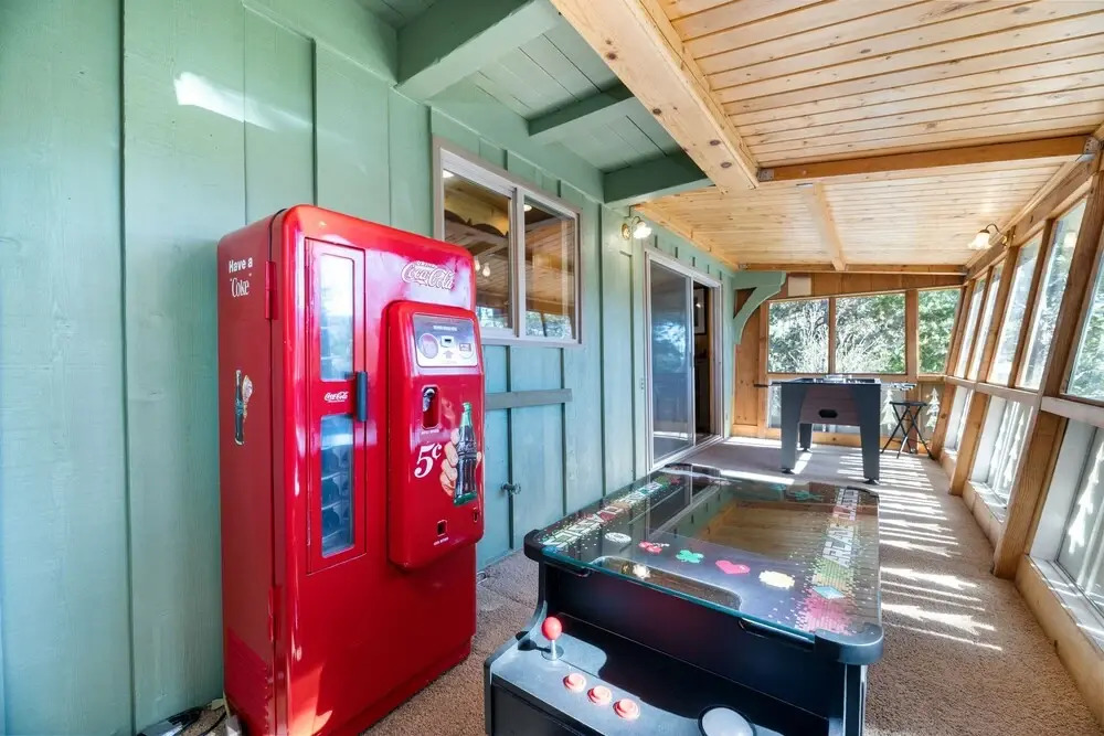 D And V Retreat - Modern Aesthetics Meet Mountain Charm In This Gorgeous Cabin! Game Room! 2 Bedroom Home
