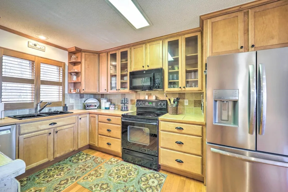 Mtn-view Cabin w/ Deck, 2 Mi to Beech Mtn Slopes!