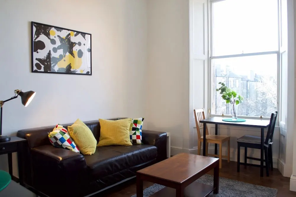 2 Bedroom Flat Near City Centre