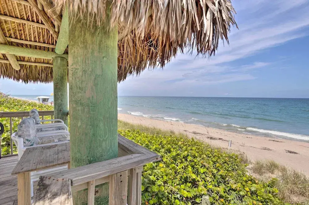 Boat Lovers Paradise: Walk to Private Beach!