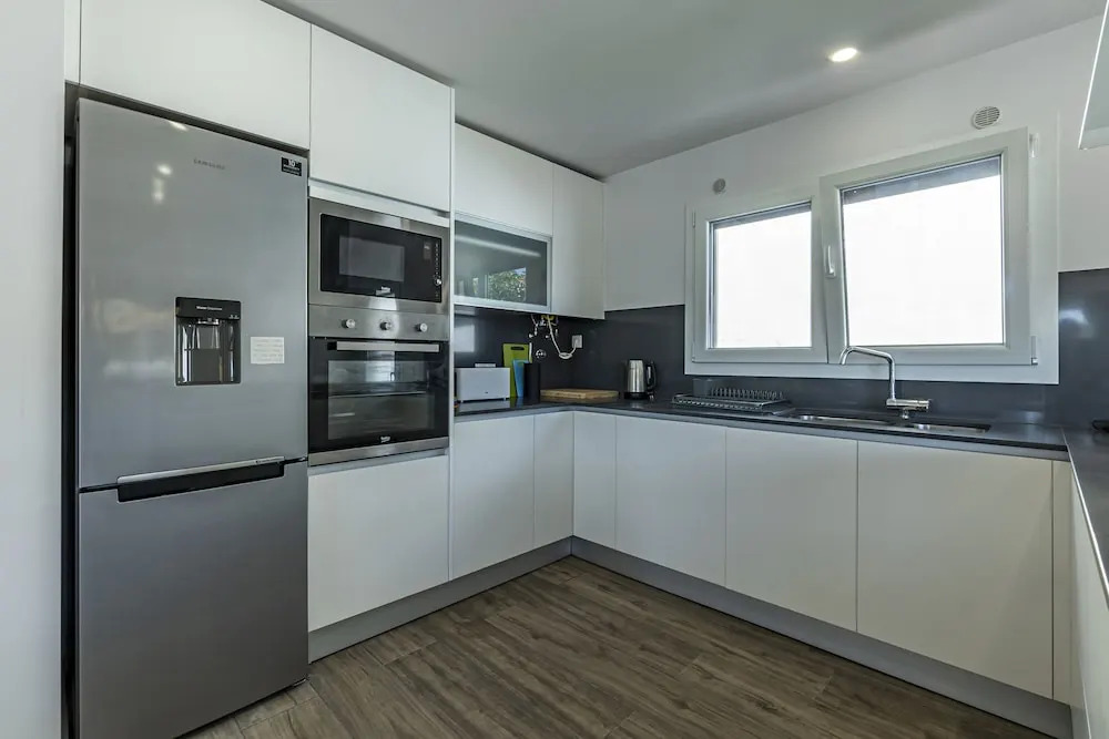 4 Bed Villa - Sleeps 8 - Pool - Garden - Parking