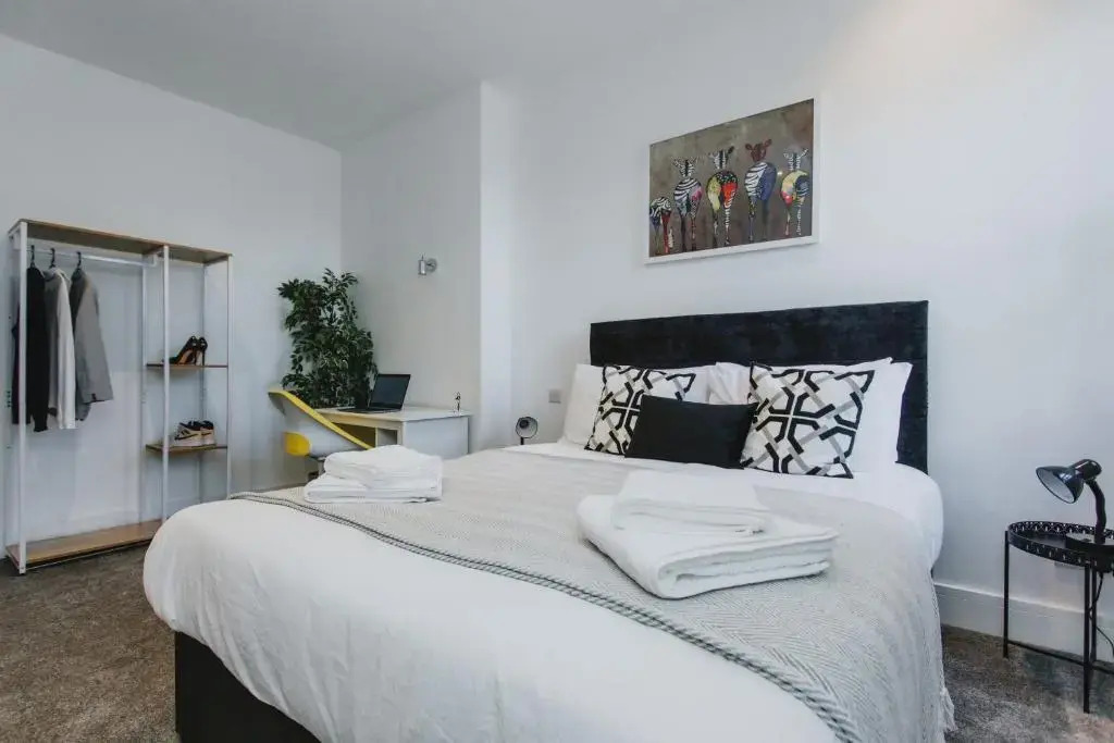 1 Bed Stylish City Flat 2nd Floor close to City Centre with free parking, king size bed & Wi-Fi