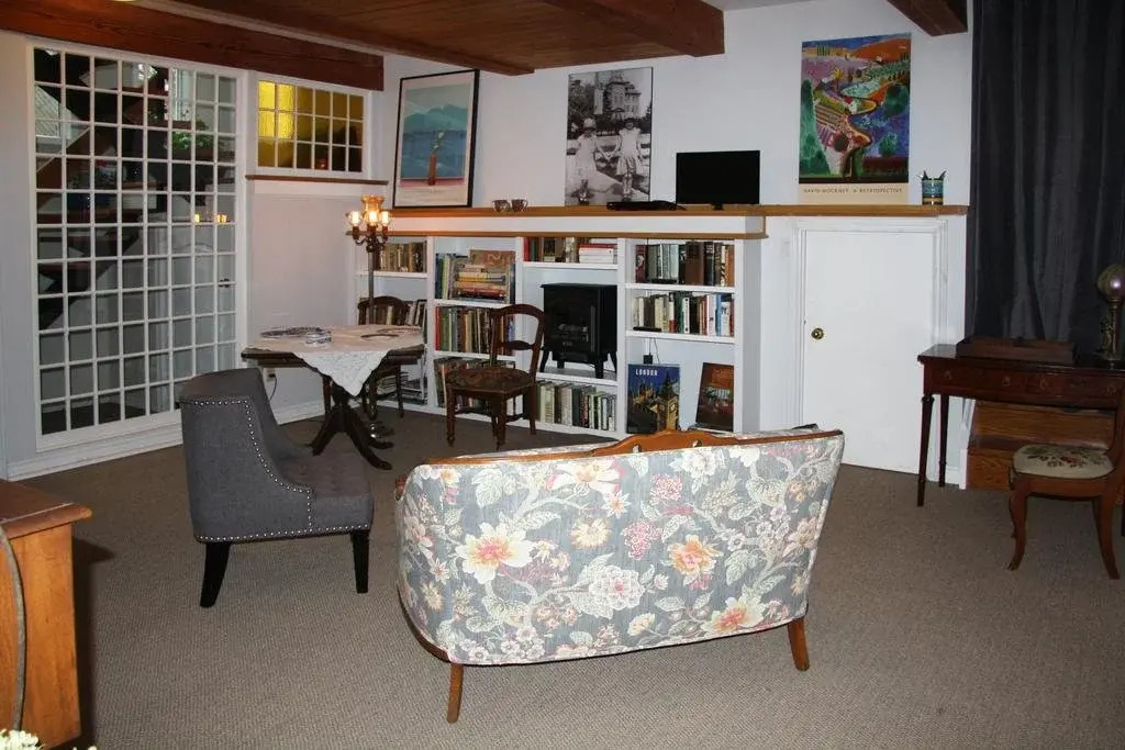 2 Moon Cottage Bed & Breakfast