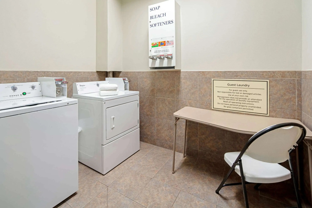La Quinta Inn & Suites by Wyndham Mercedes Outlet Mall