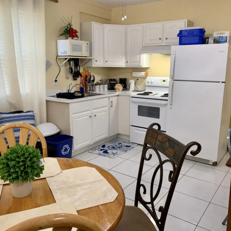 3 Apartments Steps to Beach Free Breakfast