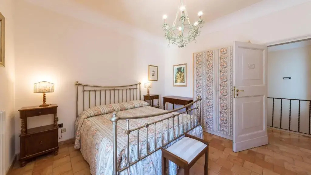 BORGO COLLE RIDENTE 13, Emma Villas