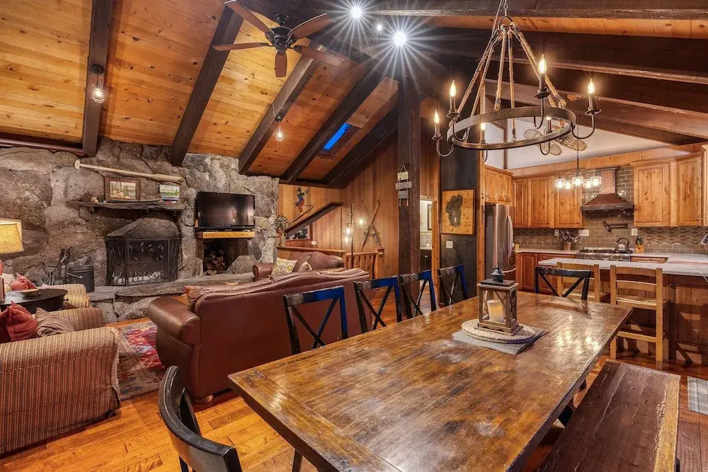 5BR 4BA Lake View Cabin by RedAwning