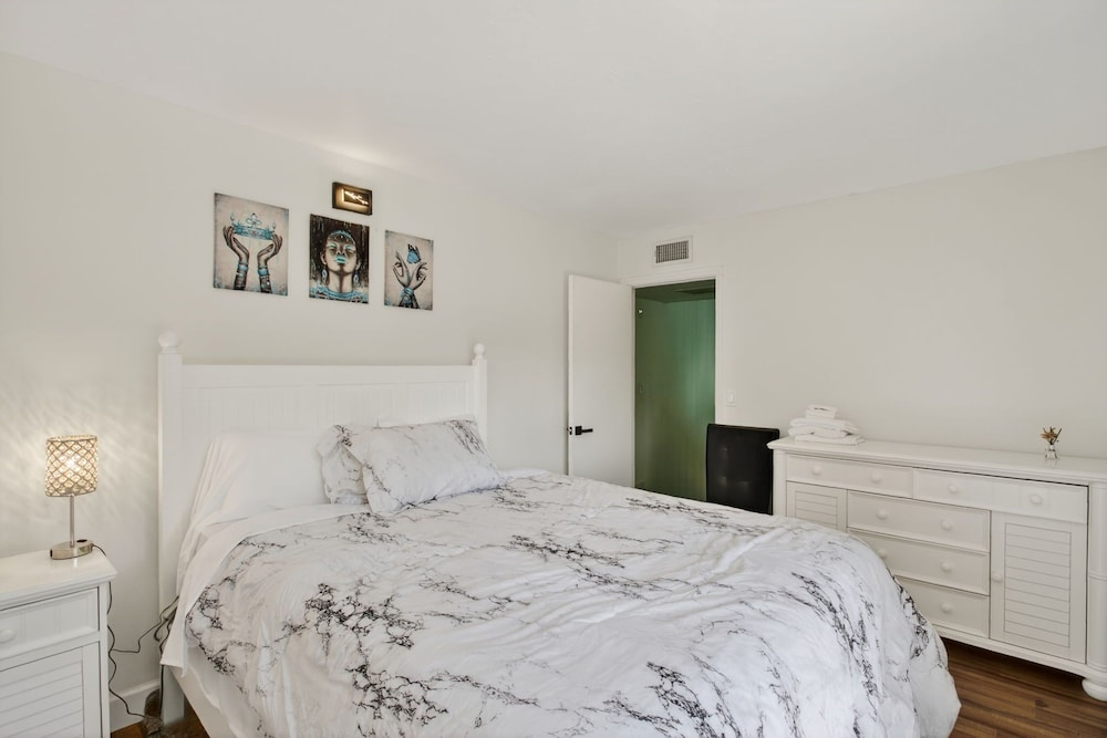 Bright & Cozy Townhome · Pool & Near Downtown