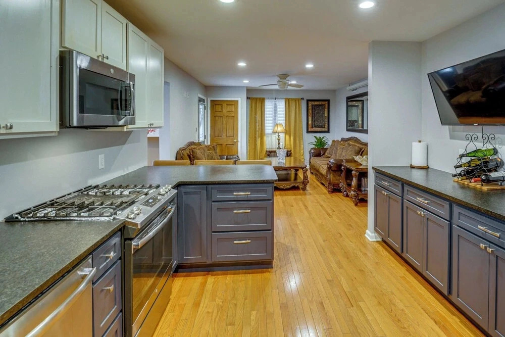 < 1 Mi to Oakland University: Cozy Retreat w/ Yard