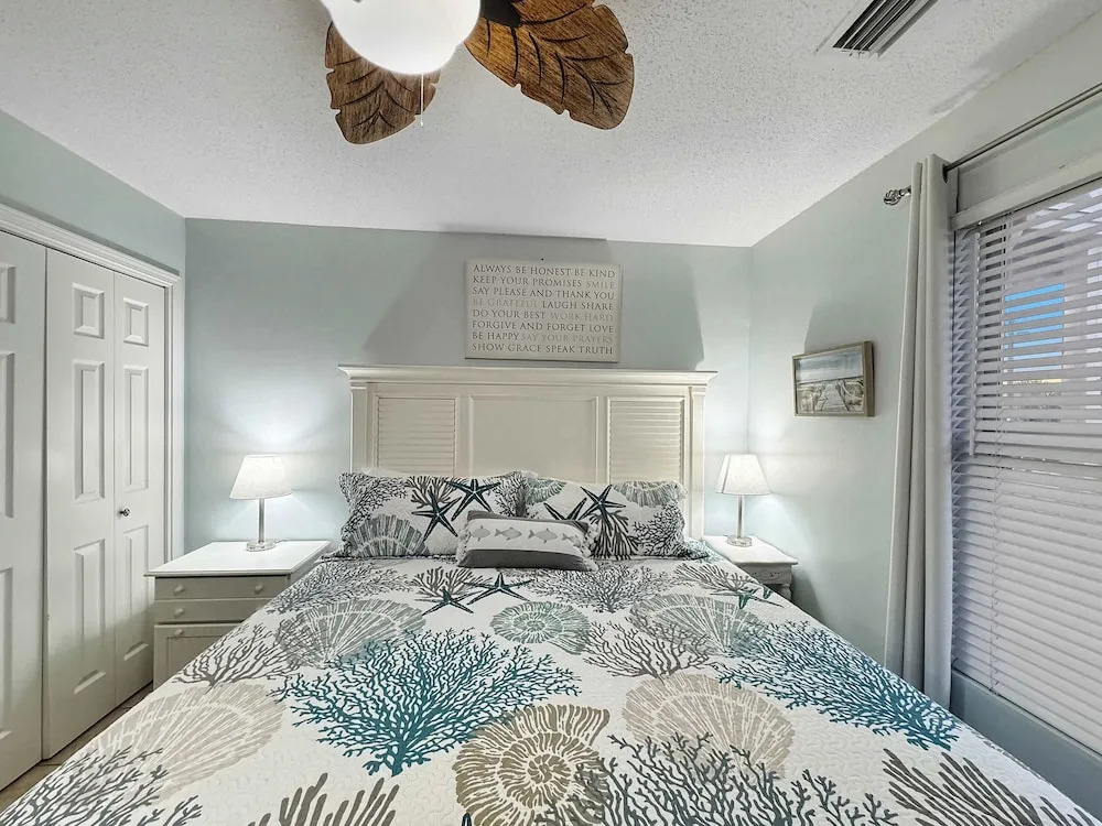 Whale of a Time Resort Home for 6, Walk to Beach