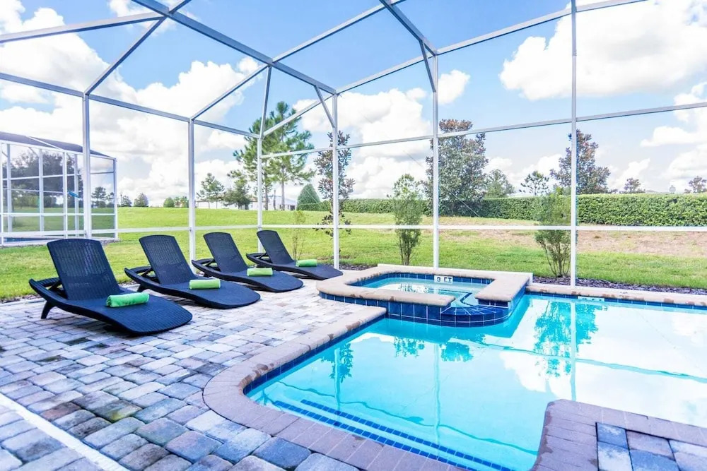 Huge Home, Private Pool Sleeps 16
