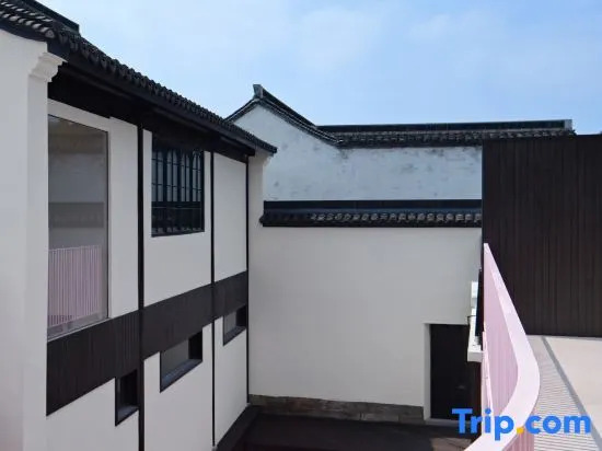 Floral Lux Hotel·Yafei Hotel (Nanxun Ancient Town Baijianlou)