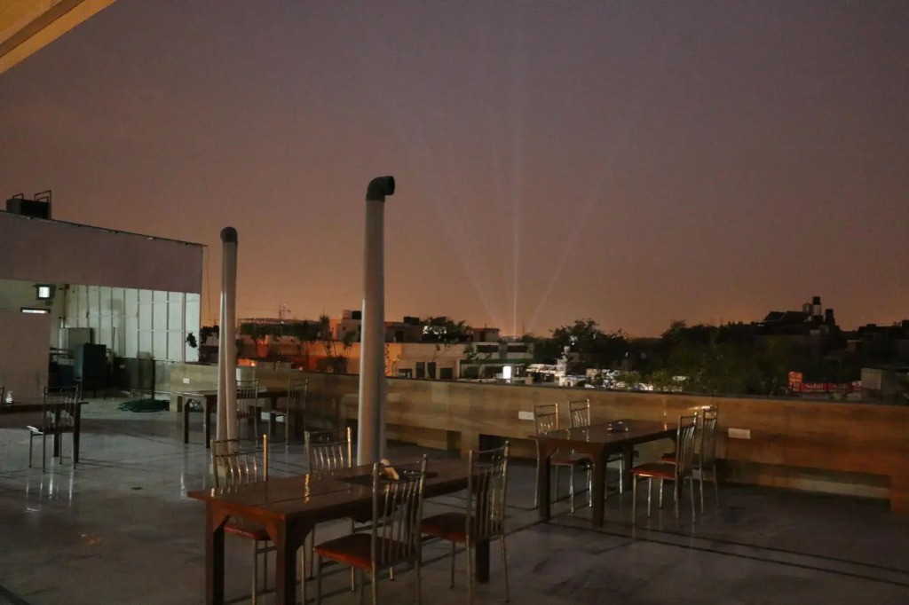 Hotel All Iz Well - Just a min away from New Delhi Railway Station