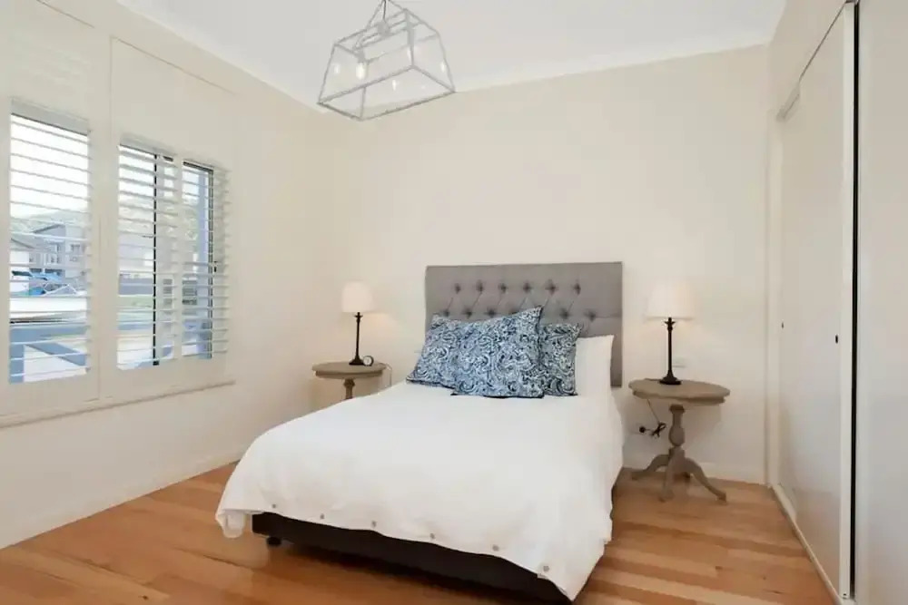 Hampton on Apollo - Ocean Mountain View Creekside Retreat Pet Friendly Free EV Charger Fireplace Wood Supplied During Winter