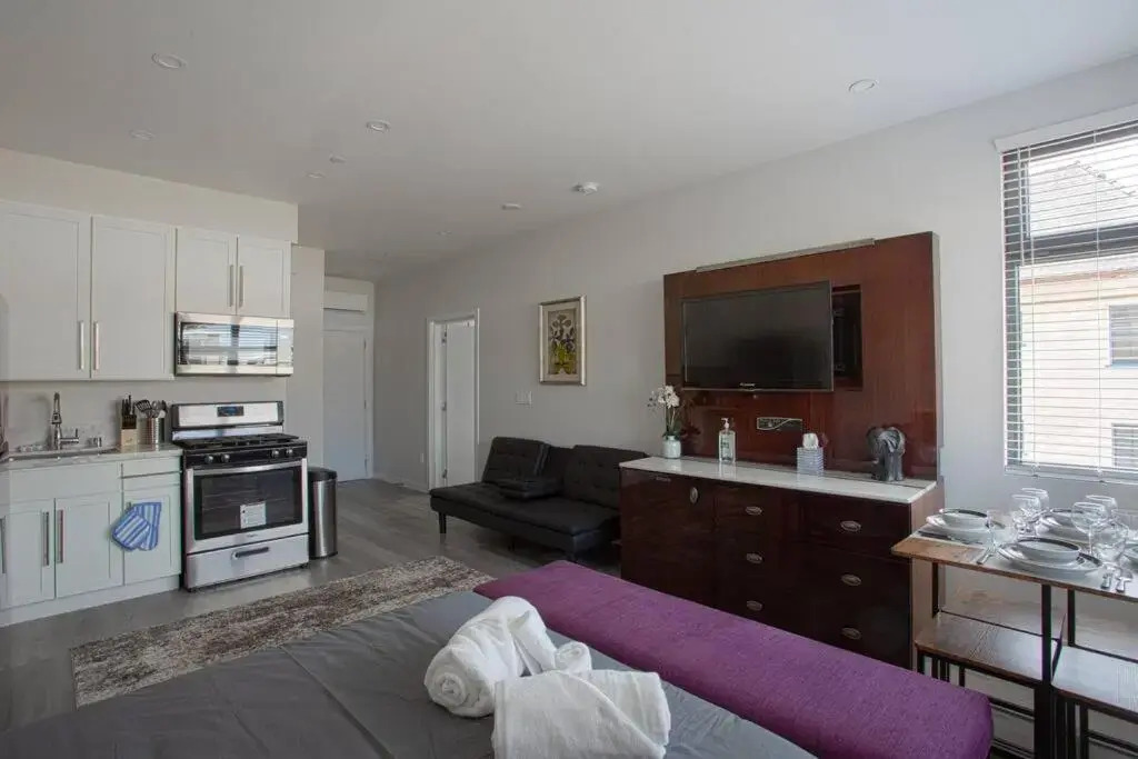 2 Bedroom, 2 Bathroom Detached Apt Max 7 Sleepers