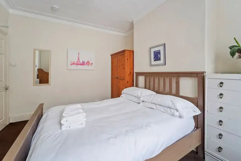 4 Bed House in Wolverhampton Your Home From Home