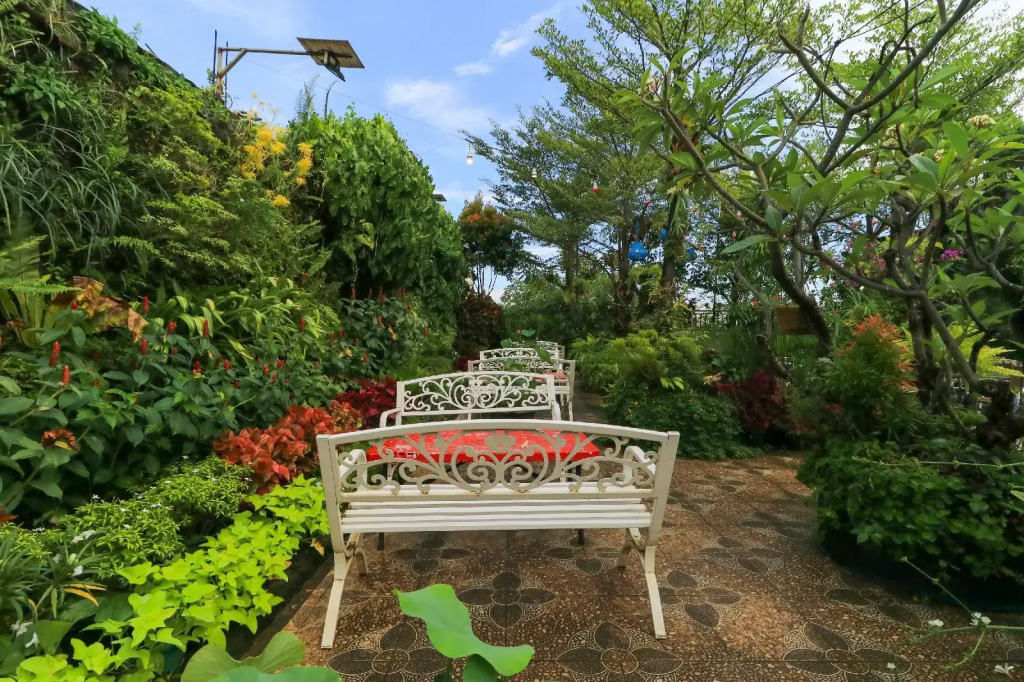 Labuana Homestay and Cafe Garden Makassar