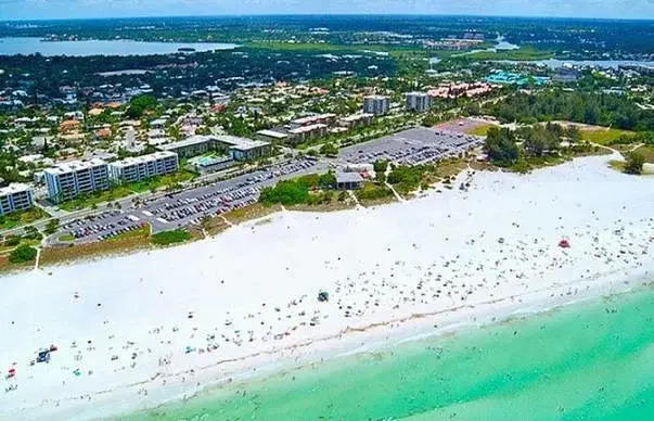 Bay Tree Club 106 2 Br Condo by RedAwning