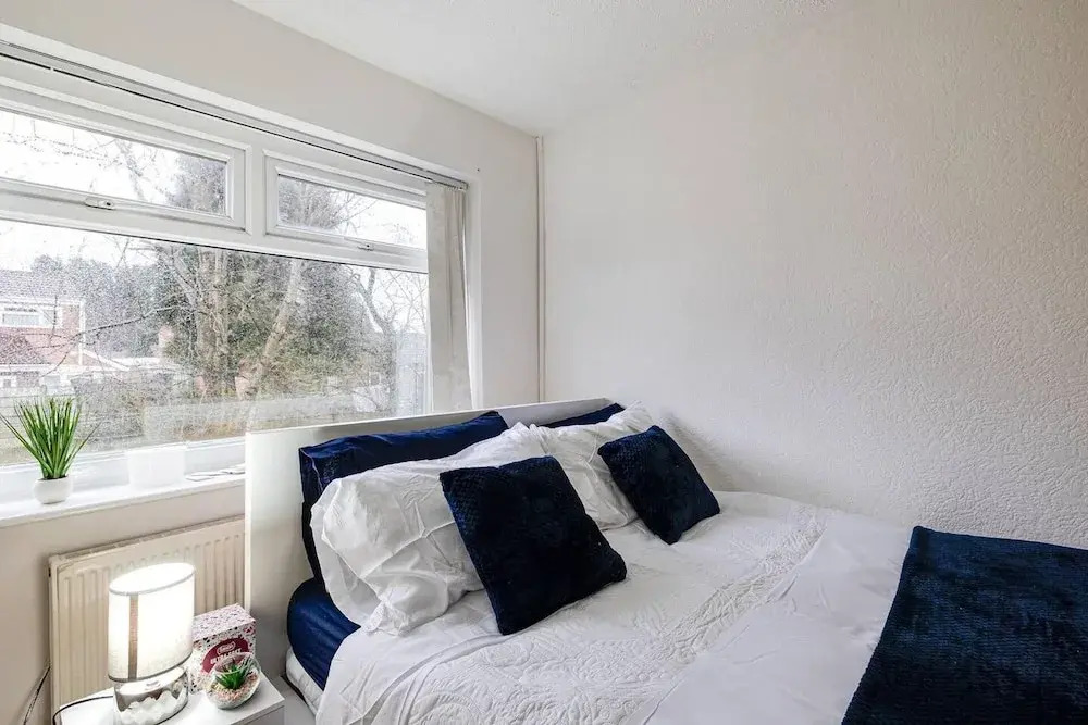 Lovely 2 Bedroom Apartment With Fireplace